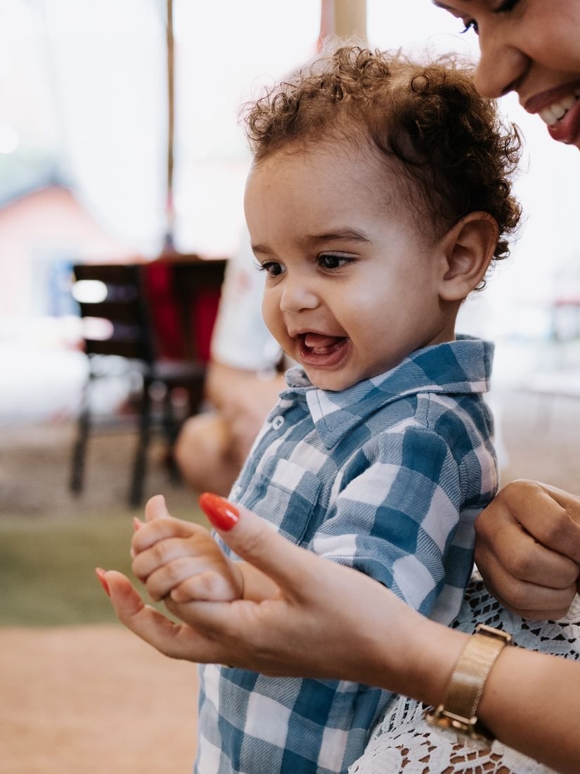 Família em momento de carinho durante celebração