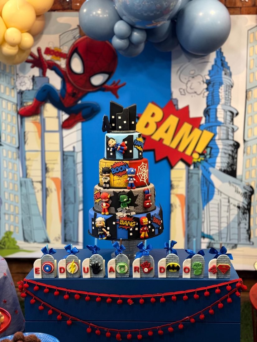 Cenário de festa com tema de herói