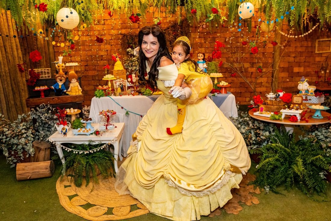 Princesa recebendo criança em ambiente natural