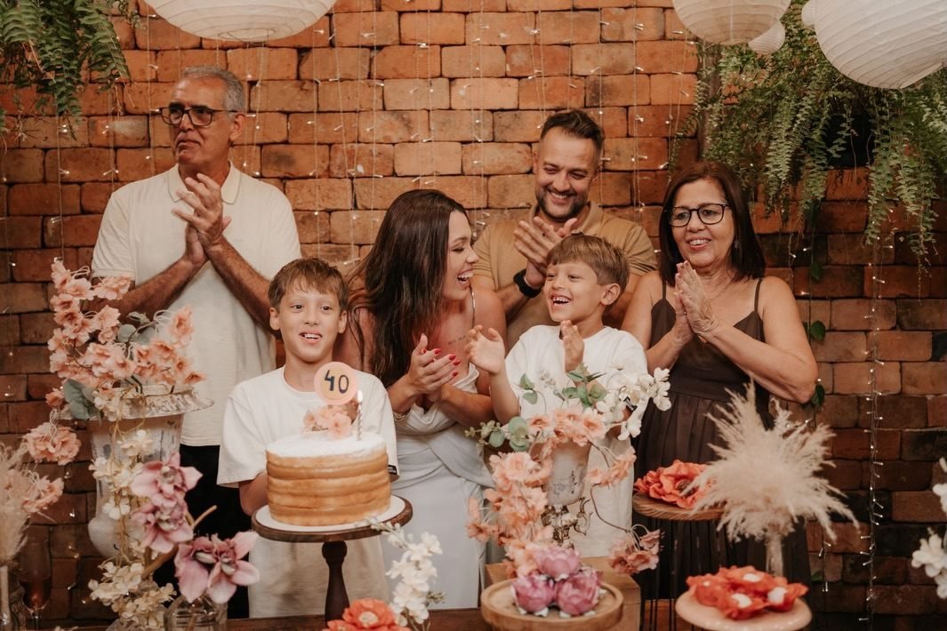 Mesas montadas para brunch e experiências sazonais