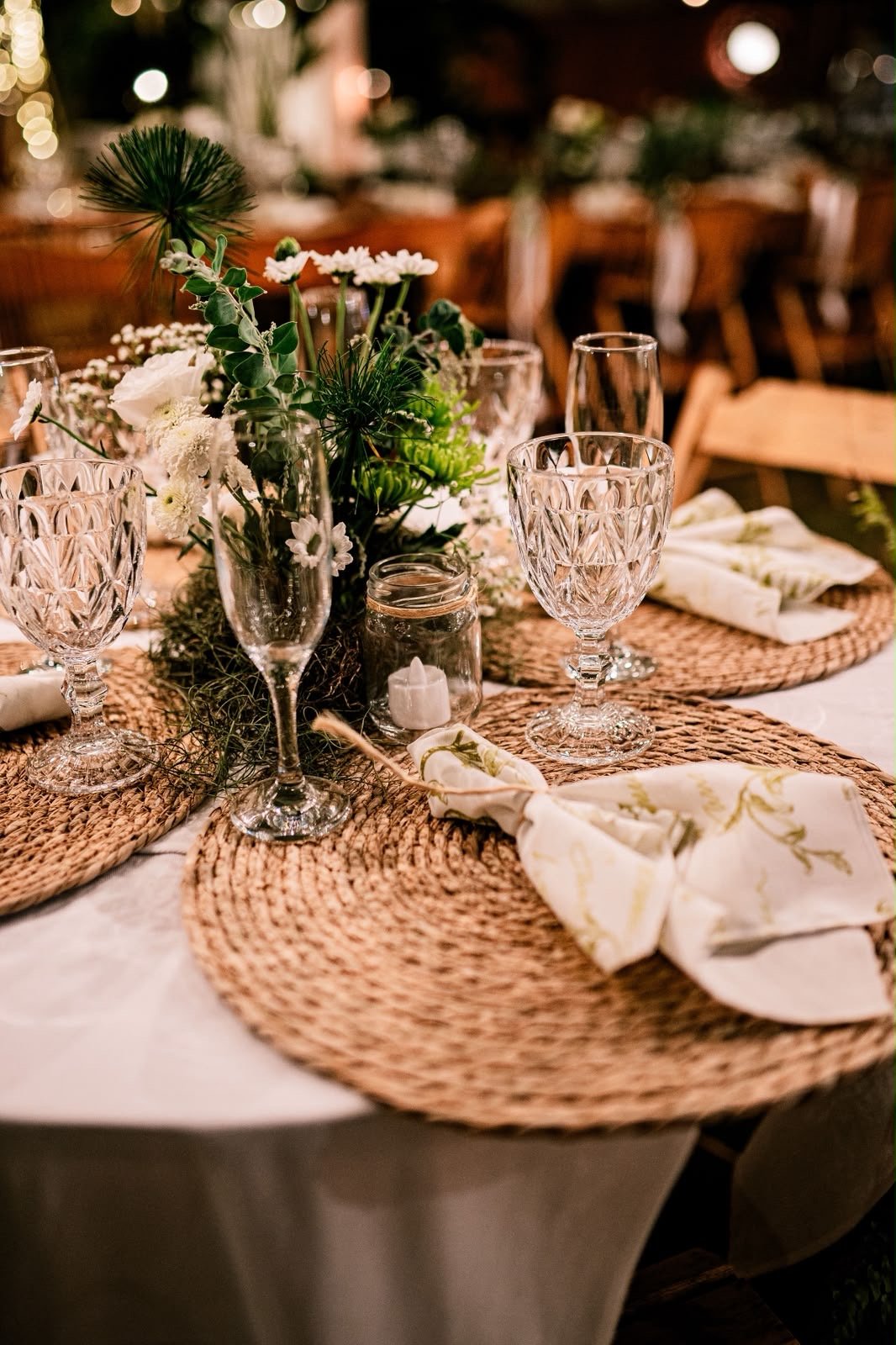 Mesa posta com sousplat de fibra, taças de cristal e flores no mini wedding