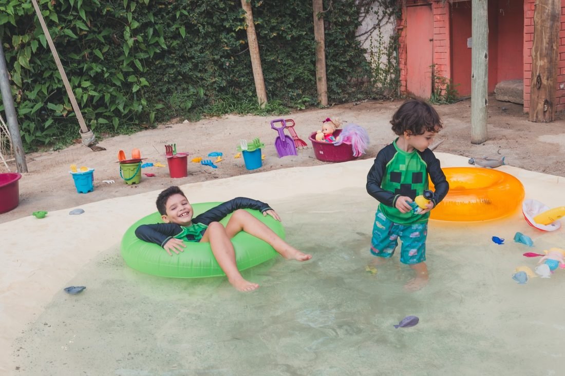 Crianças brincando na piscina ao ar livre